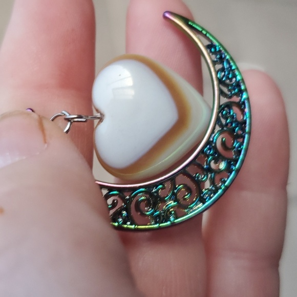 New Heart Shaped Brown & White Onyx Agate Rainbow Titanium Crescent Moon Pendant - Picture 3 of 5